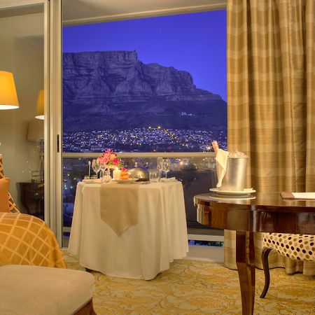 ホテル タージ ケープ タウン ケープタウン エクステリア 写真 A room at the Cape Town Hilton