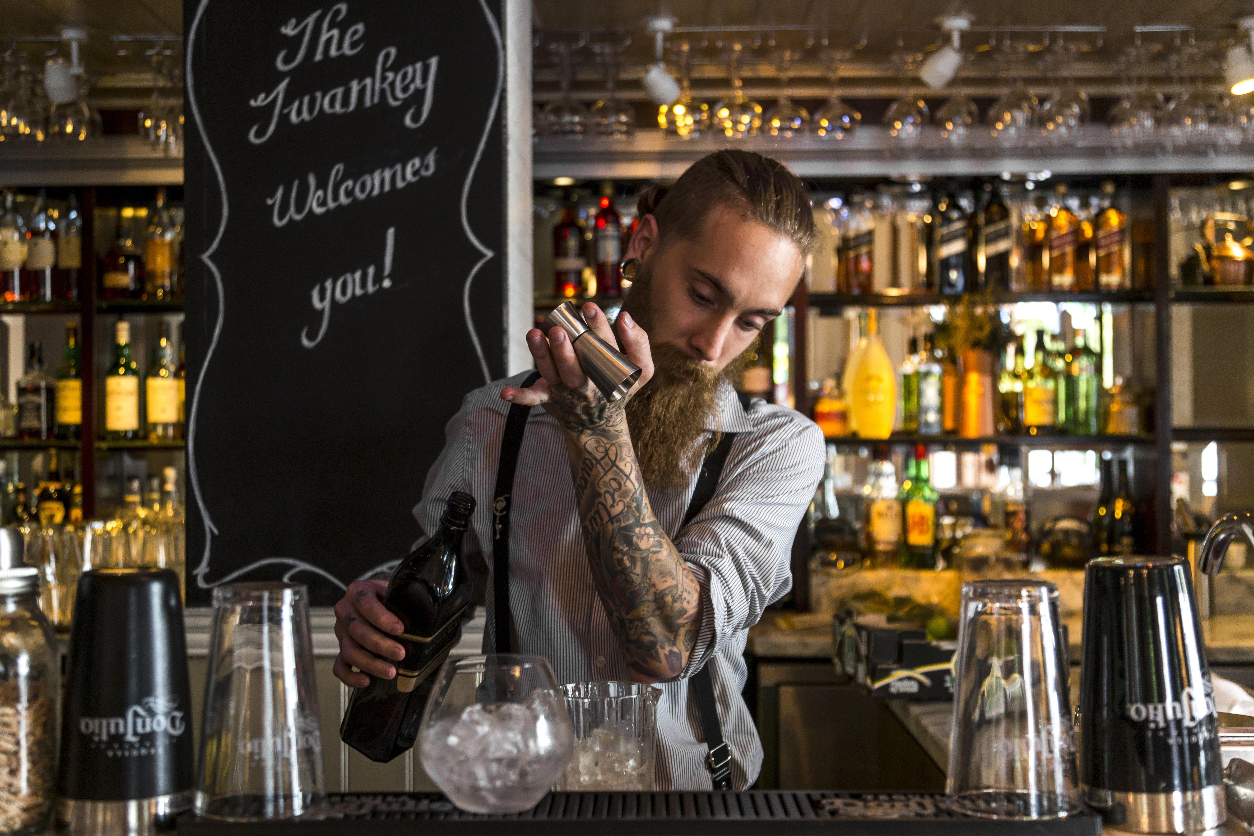 ホテル タージ ケープ タウン ケープタウン エクステリア 写真 A bartender at work