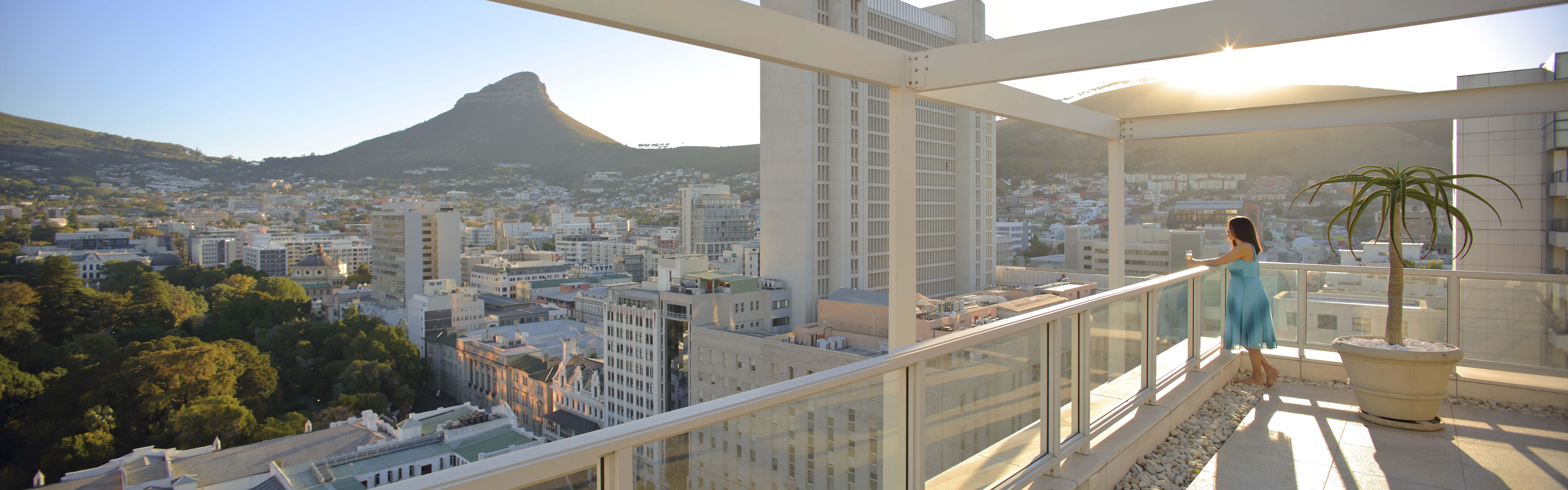 ホテル タージ ケープ タウン ケープタウン エクステリア 写真 View of the Cape Town skyline from the Cape Town International Convention Centre