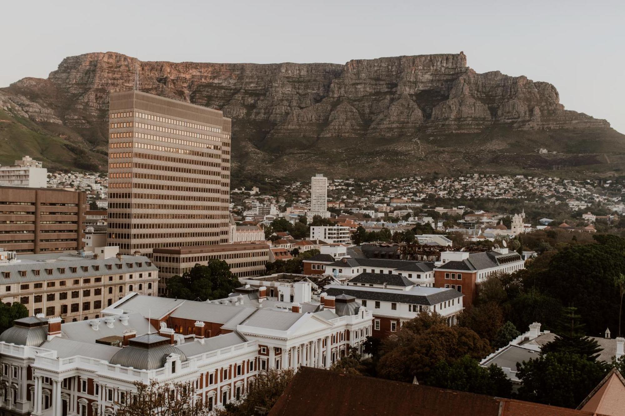 ホテル タージ ケープ タウン ケープタウン エクステリア 写真 Table Mountain